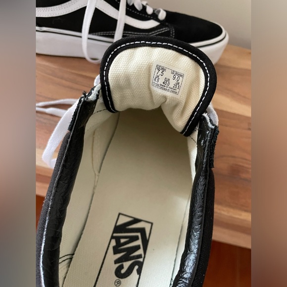 Vans men size 7.5  women 9.0  condition is very good ( wore only twice) - Picture 2 of 9